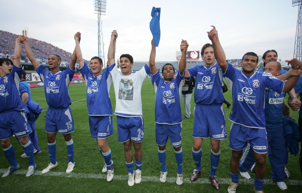 Dinamovi igrači slave naslov prvaka 2006. s Bad Blue Boysima; Foto: Robert Anic/PIXSELL 